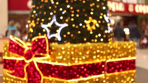 Focus pull in beautiful christmas tree with lights in shopping centre Video stock 44640544