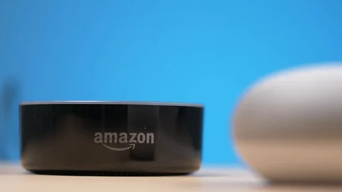 Focus Pull Between Two Smart Home Assistant Speakers 스톡 동영상 101551755