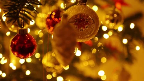Focus pull: Vintage christmas balls and pine cone ornament on decorated fir tree Video stock 146850190