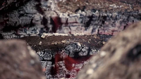 Focus rack through rocks on a bonfire wood Vídeos de archivo 200432222
