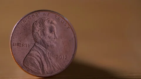 Focus Racking On A U.S. One Cent Coin Vídeos de archivo 108136071