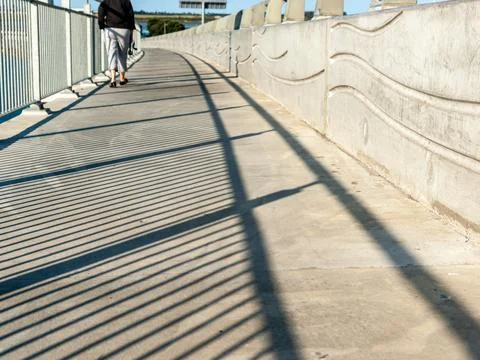 Focus on repeating pattern of railing along a path Foto stock