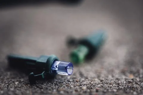 Focus on replacement bulb for a string of Christmas lights to repair a dud. Foto stock