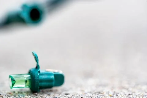 Focus on replacement bulb for a string of Christmas lights to repair a dud. Foto stock