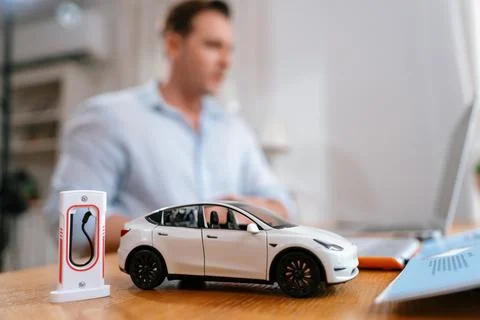 Focus scale EV car and charging station mockup model. Synchronos Foto stock