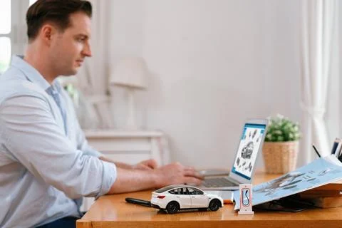 Focus scale EV car and charging station mockup model. Synchronos Foto stock