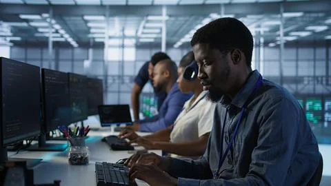 Focus on server hub employee developing disaster recovery plans 库存照片
