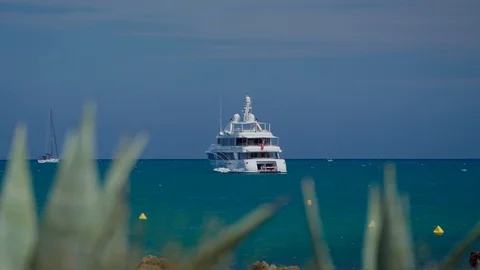 Focus shift from big luxury snow-white yacht at turquoise blue summer sea in the 库存影片 117202121