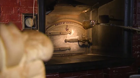 Focus shift from an old iron oven to bread 動画素材 87427850