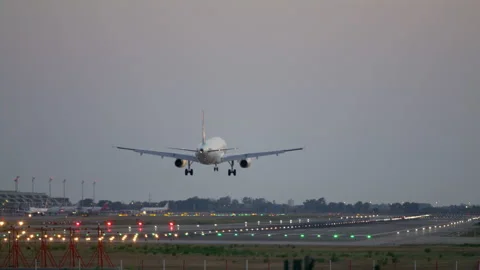 Focus shift to the passenger airliner touching down in Barcelona airport 스톡 동영상 230284553