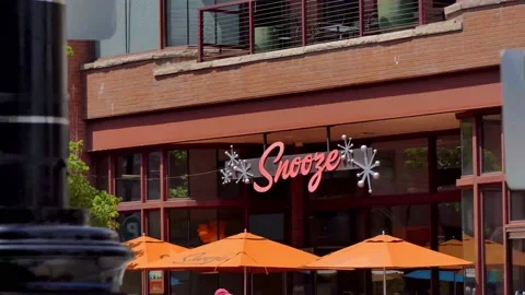 Focus on Snooze AM Eatery and pan up the Pearl Street Mall in Boulder, Colorado Vídeo Stock 175049066