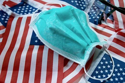 Focus on some points of Surgery mask on United State flag Background. Foto stock