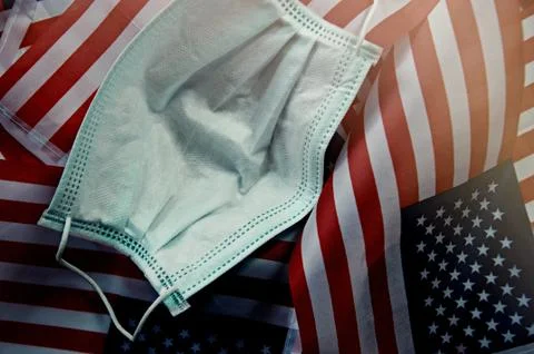 Focus on some points of Surgery mask on United State flag Background. Foto stock