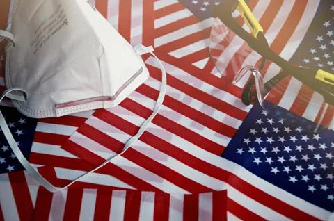 Focus on some points of Surgery mask on United State flag Background. Foto stock