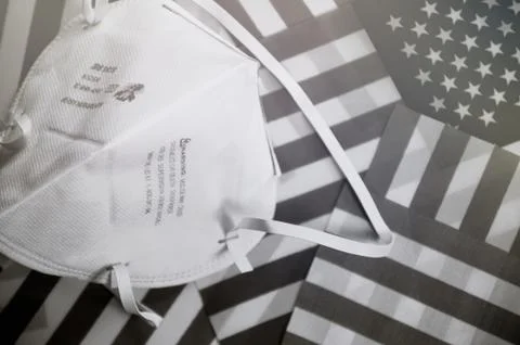 Focus on some points of Surgery mask on United State flag Background. Foto stock