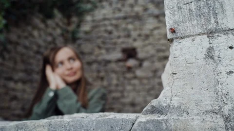 Focus on the stone window opening in the fortress, in which the girl stands in 库存影片 113977048