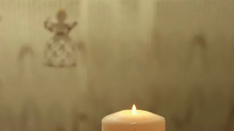 Focus transition of a burning candle to a handmade crochet angel decoration Vídeo Stock 254419220