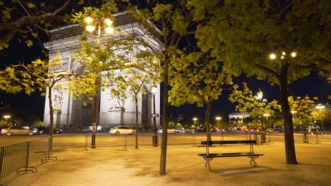In focus view of Arc de Triomphe in Paris, France near street with traffic Foto stock