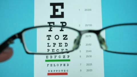 In focus view through glasses and and defocus without them Video stock 290520924