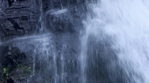 Focus the waterfall on the flow through the rocky cliffs on the way down. Vidéo 118497312