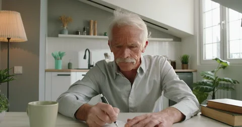 A focused attentive man of advanced age, a pensioner of the old generation is Vidéo 243366023