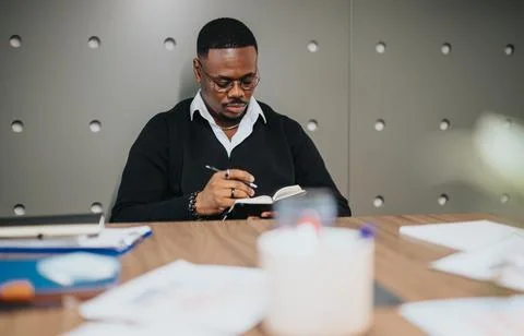 Focused businessman taking notes during office hours, concentrating on work Foto stock