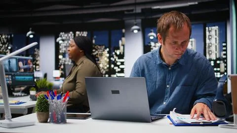 Focused businessman using computer to analyze insights and performance metrics 库存照片