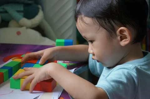 Focused Child Playing with Blocks Foto stock