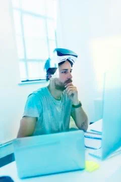 Focused computer programmer programming virtual reality simulator glasses Foto stock