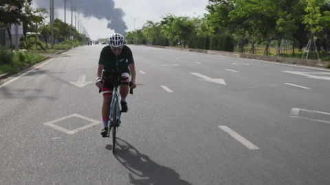 Focused cyclist trains hard on track. Stock Footage 284914032