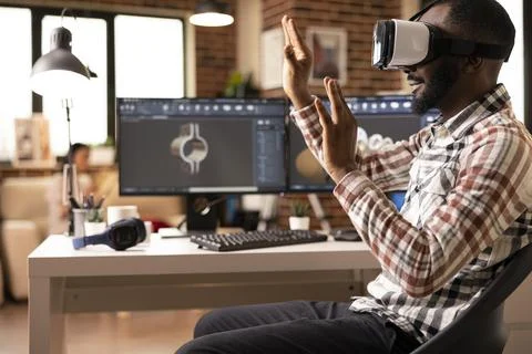Focused designer develops 3d models for construction projects 库存照片