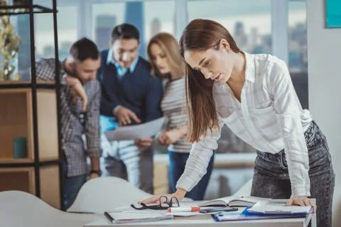 Focused female colleague solving problem Foto stock