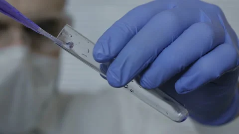 Focused life science professional working on experiment in high protection de Stock Footage 118764402