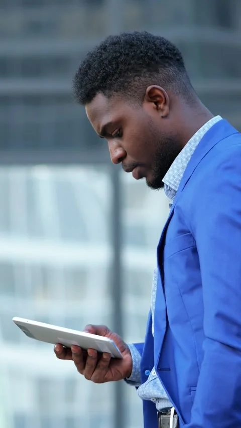Focused Man Analyzing Tablet Information. Businessman In Blue Suit Examining Vídeos de archivo 332902983