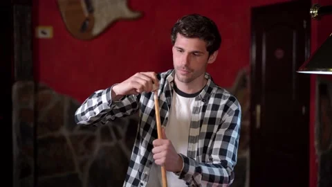 Focused man chalking pool cue before game Video stock 223126620
