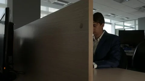 Focused man in jacket typing on notebook. Working day in the office. Dolly shot 库存影片 67206992