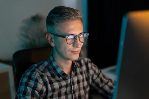 Focused Man Working on Computer Screen in Office Environment Foto stock