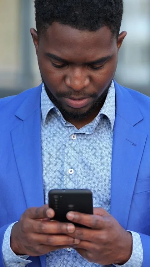 Focused Man Working. Dedicated Professional Intently Typing On Smartphone In Vídeos de archivo 333903435