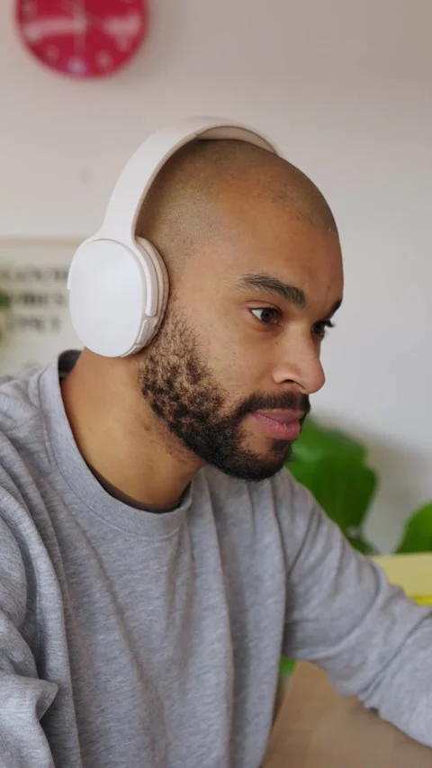 Focused man working on desktop computer in home office environment Vídeo Stock 345040247