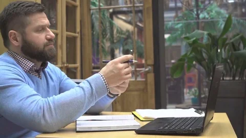 Focused man working, making notes from smartphone in pub, cafe, steadicam 库存影片 73072818