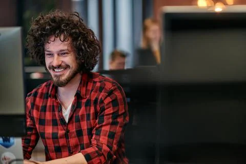 Focused Programmer With Afro Hairstyle in Plaid Shirt Working on Computer in Foto stock