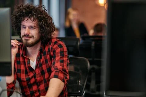 Focused Programmer With Afro Hairstyle in Plaid Shirt Working on Computer in Stock-Fotos