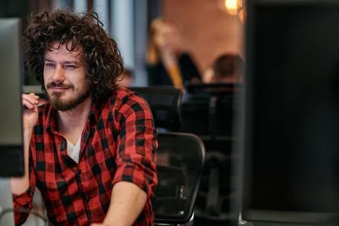 Focused Programmer With Afro Hairstyle in Plaid Shirt Working on Computer in Foto stock