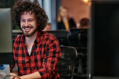 Focused Programmer With Afro Hairstyle in Plaid Shirt Working on Computer in Stock-Fotos