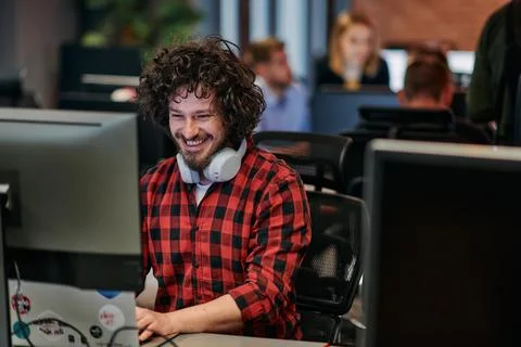 Focused Programmer With Afro Hairstyle in Plaid Shirt Working on Computer in Stock-Fotos