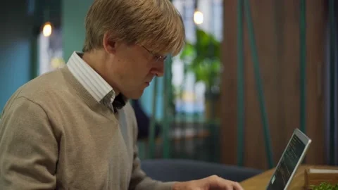 Focused programmer coding at cafe table Stock Footage 142381968