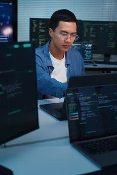 Focused Programmer Coding on Laptop Stockfoto's