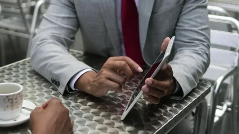 Focused programmer using tablet at outdoor cafe. Video stock 114963581