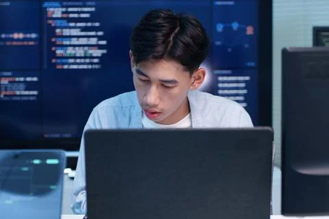 Focused Programmer Working on Digital Code 库存照片