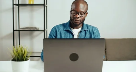 Focused on Project 動画素材 109003803